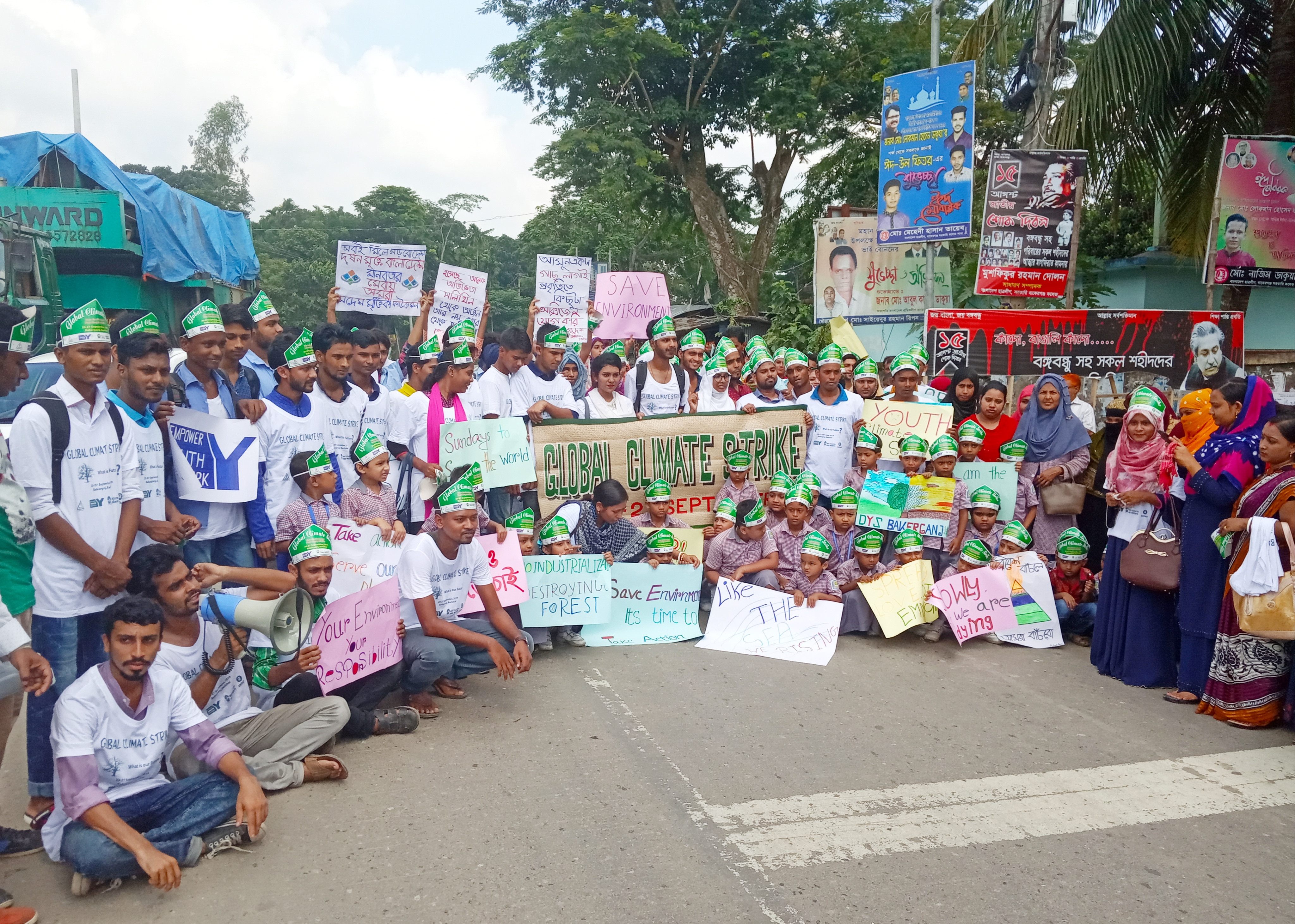 জলবায়ু পরিবর্তন সংকট মোকাবেলা : বরিশাল-কুয়াকাটা মহাসড়ক ৩ মিনিট অবরোধ