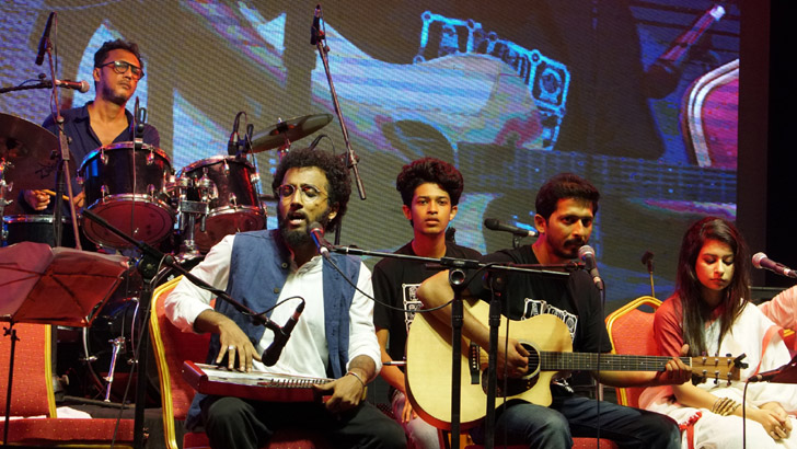 সুরে সুরে মাতালেন কন্ঠশিল্পী অর্নব