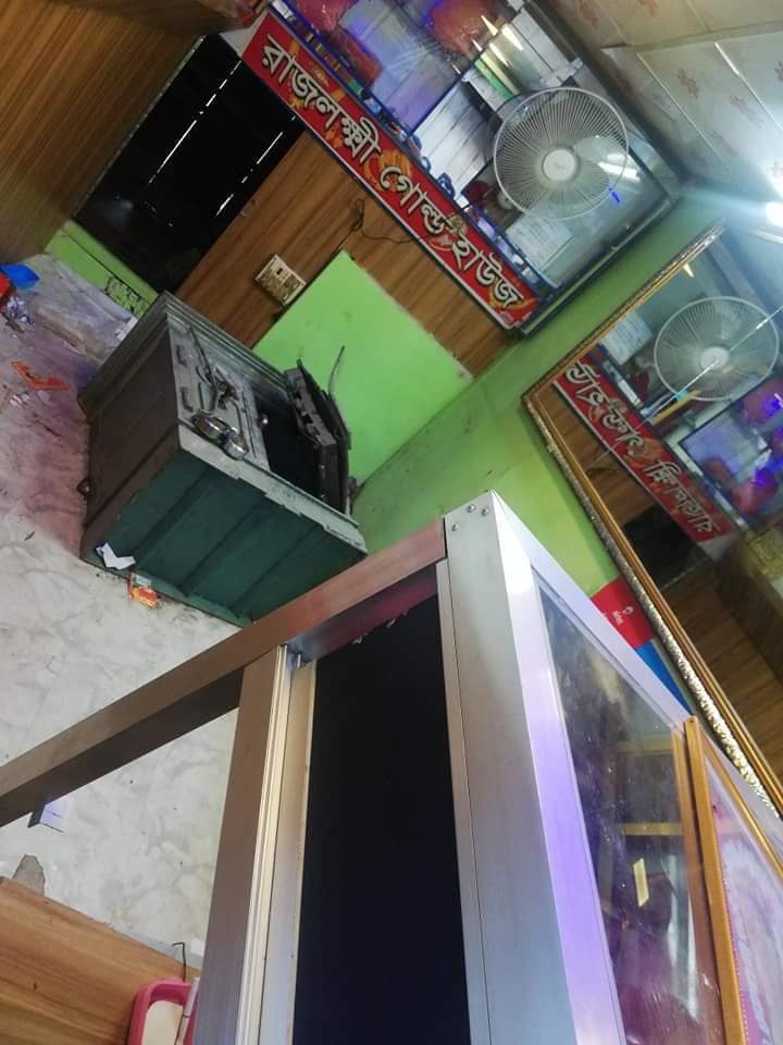 বাকেরগঞ্জে পুলিশকে জিম্মি করে ৭ ডাকাতি