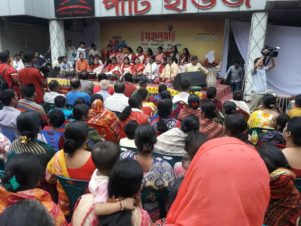 বরিশালে মহালয়ায় মানুষের ঢল
