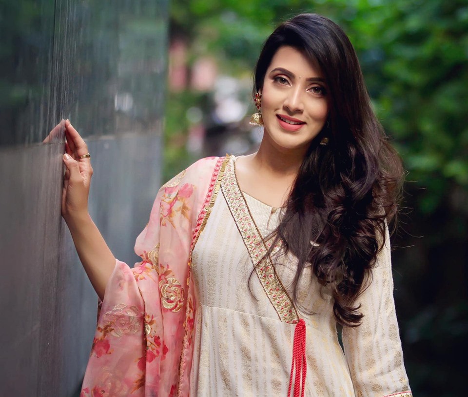 পরিবারের সঙ্গে জন্মদিন পালন করলো লাক্স চ্যানেল আই বিজয়ী মিম