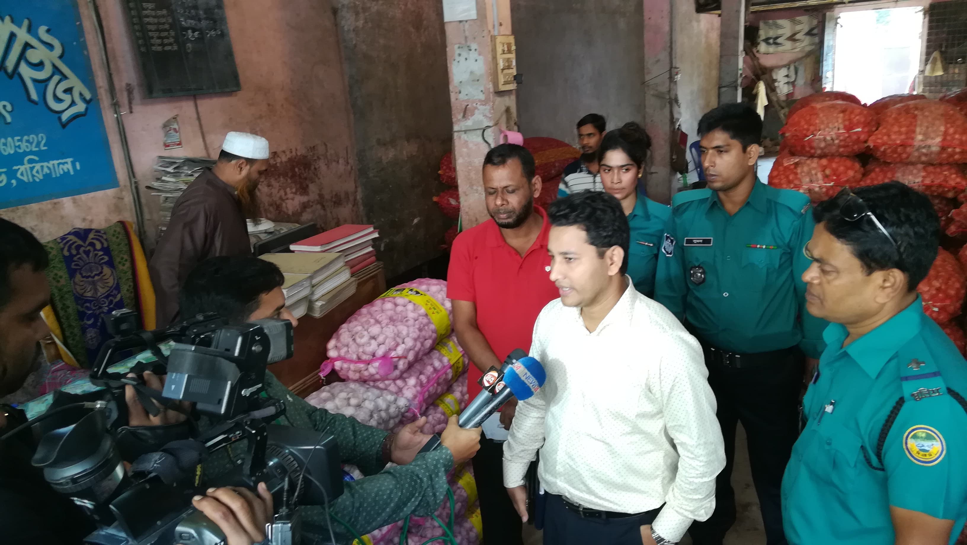 বরিশালে পেঁয়াজের আড়তে ভ্রাম্যমান আদালতের অভিযান : জরিমানা আদায়