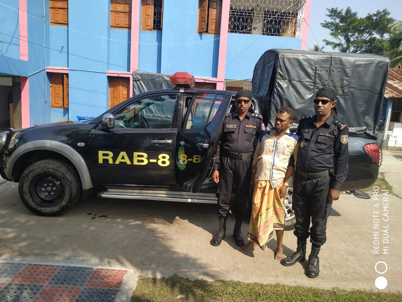 আমতলীতে ১৪ টি মাদক মামলার আসামী  আগ্নেয় অস্ত্র ও ইয়াবাসহ গ্রেফতার