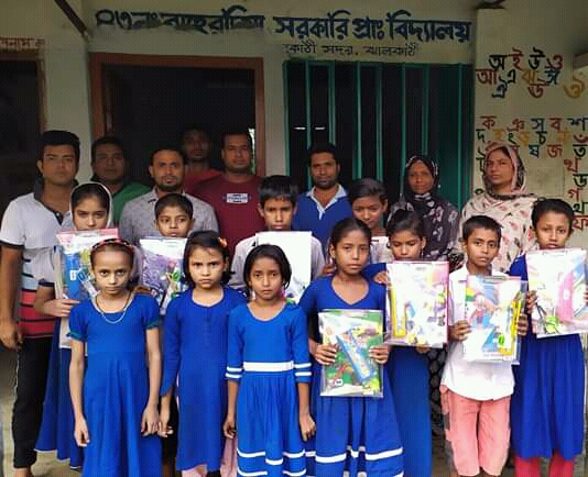 বিনয়কাঠীতে সমাপনী পরীক্ষার্থীদের মধ্যে শিক্ষা উপকরন বিতরন