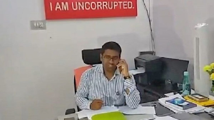 ‘আমি ঘুষখোর নই’ লিখে ভাইরাল সরকারি কর্মকর্তা