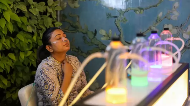 দোকানে বিশুদ্ধ অক্সিজেন নিচ্ছেন একজন