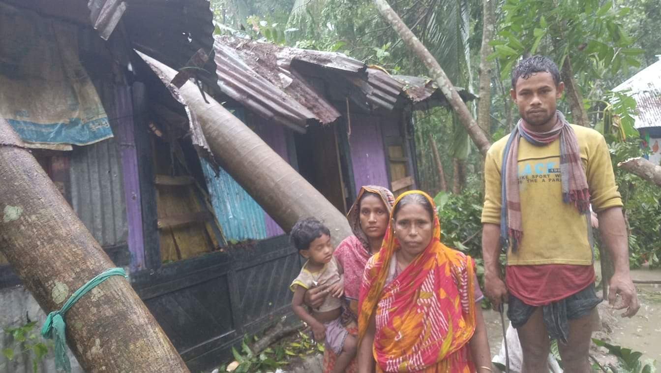 রাজাপুর উপজেলা শুক্তাগড় ইউনিয়নে ঘূর্ণিঝড় বুলবুল এর তান্ডবে লন্ডভন্ড অসহায় সাইদুল,র বসতবাড়ি