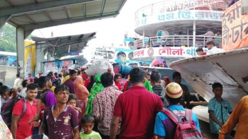 নৌযান চলাচল স্বাভাবিক, যাত্রীদের ভিড়