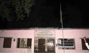 গলাচিপায় রাত ১০ পর্যন্ত জাতীয় পতাকা উড়ছে সরকারি স্কুলে