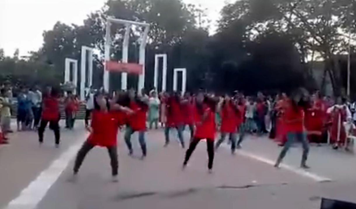 শহীদ মিনারে ইংরেজি গান বাজিয়ে ‘ফ্ল্যাশ মব’: সমালোচনা