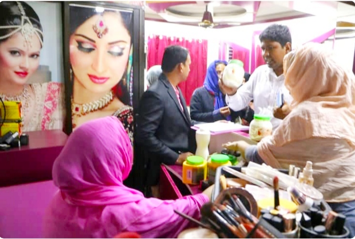 পার্লারে ঝলসে গেল গৃহবধূর মুখ, ৩ জনকে কারাদন্ড ও জরিমানা