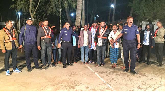 সন্ধ্যা নদীতে ট্রলারে জুয়া খেলার সময় ৩৫ জুয়াড়িকে আটক