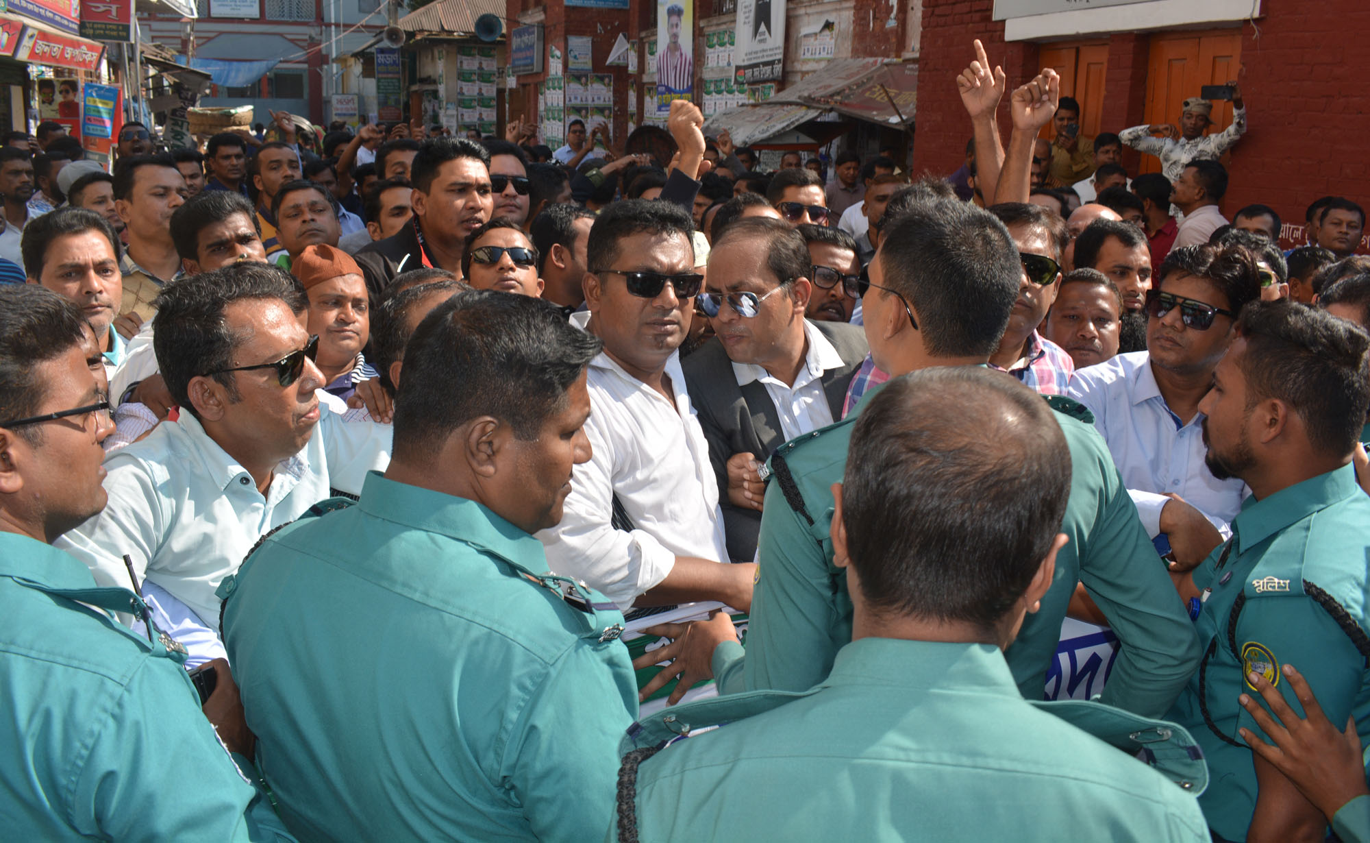 বরিশালে পুলিশের বাঁধায়  যুবদলের মিছিল পন্ড