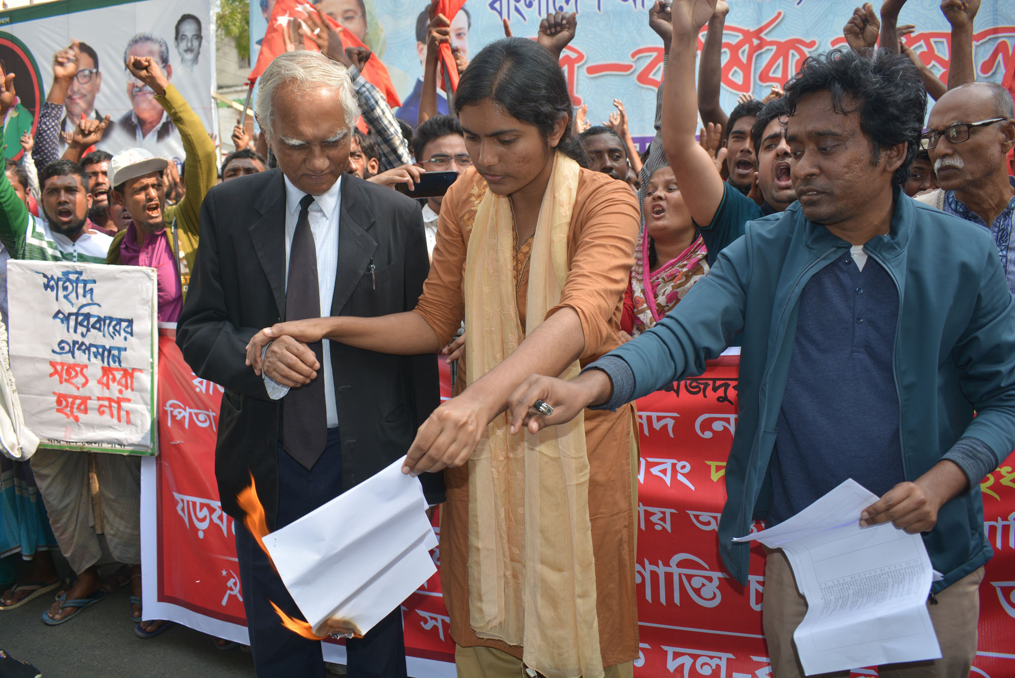 বরিশালে মুক্তিযোদ্ধার নাম রাজাকারের তালিকায় আসায় বিক্ষোভ-অগ্নিসংযোগ