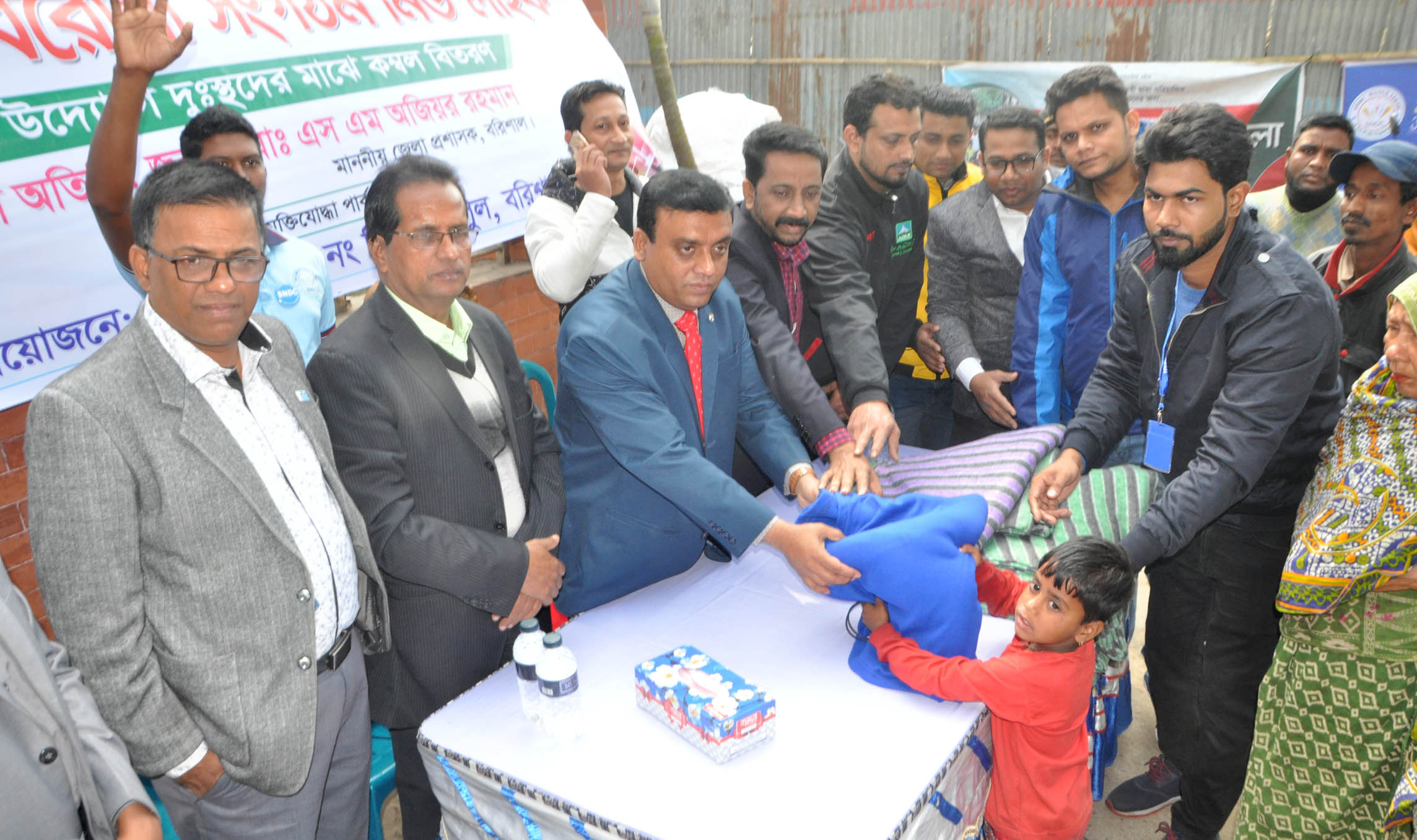 নিউ লাইফ এর উদ্যোগে শীতার্তদের মাঝে কম্বল বিতরণ
