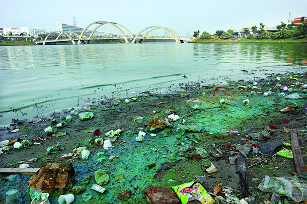 অবশেষে হাতিরঝিলে দূষিত পানি-উৎকট গন্ধ