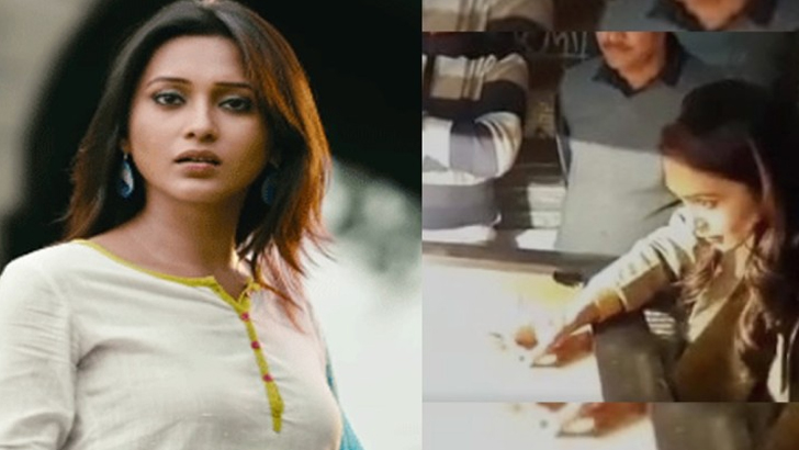 মিমি চক্রবর্তী দলীয় কার্যালয়ে ক্যারাম খেলে সামাজিকমাধ্যমে ভাইরাল
