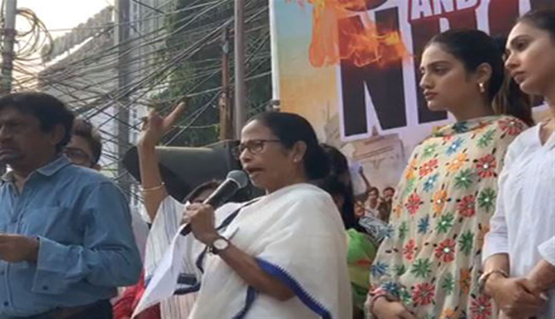 নুসরাত-মিমিকে সাথে নিয়ে মোদিকে একহাত নিলেন মমতা