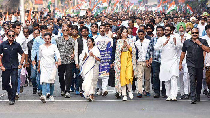 মমতার সঙ্গে নায়িকা নুসরাত জাহান ও মিমি চক্রবর্তী
