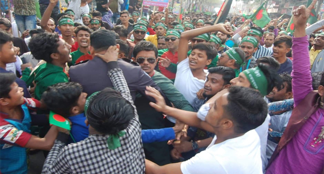 বিএনপির বিজয় র‌্যালিতে ওসি লাঞ্ছিত