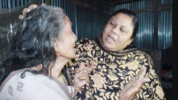 ১০ সন্তানের মা ভিক্ষা করে খান
