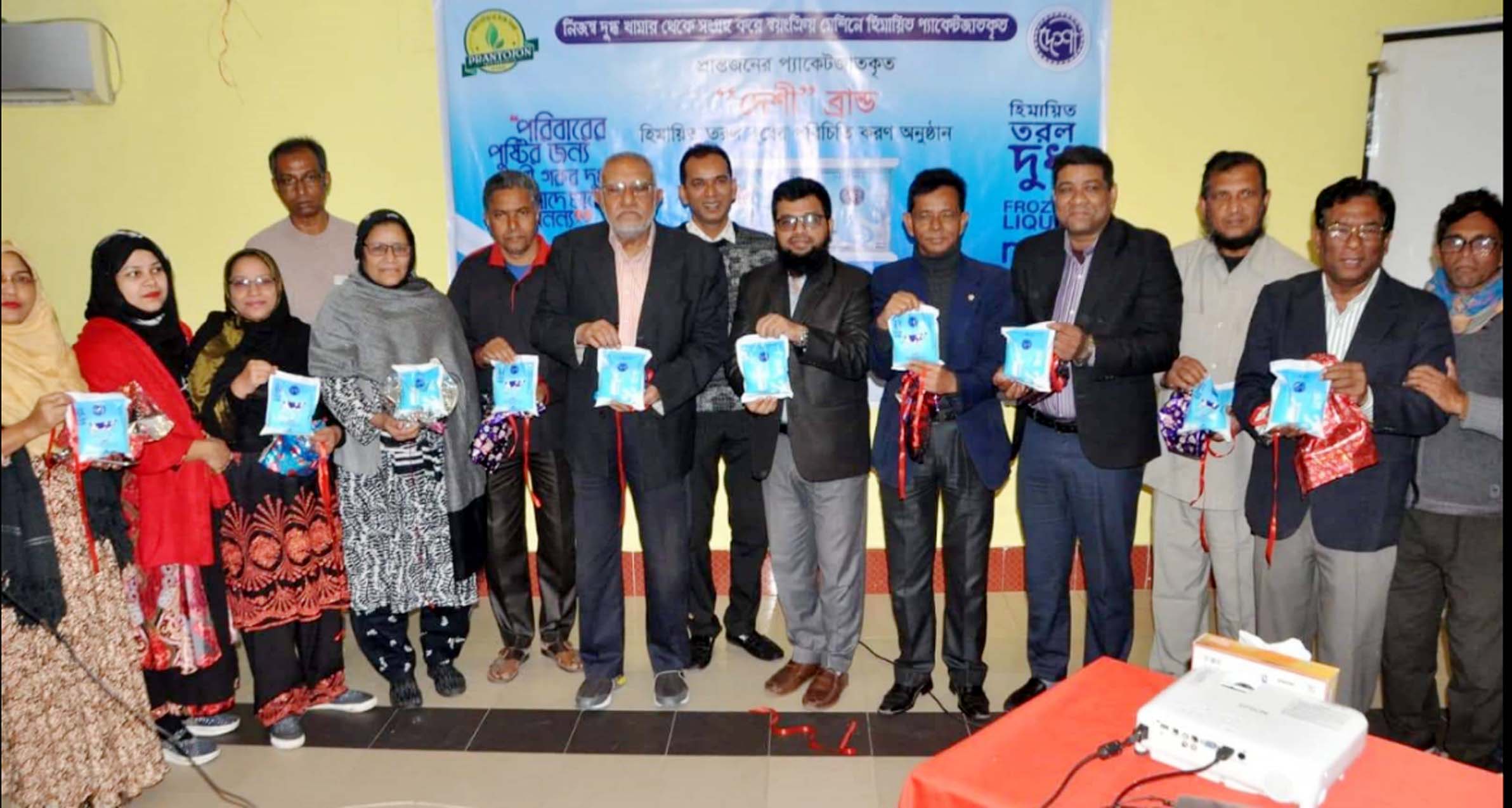 বরিশালে দেশী ব্রান্ড “হিমায়িত তরল গরুর দুধের” মোড়ক উন্মোচন
