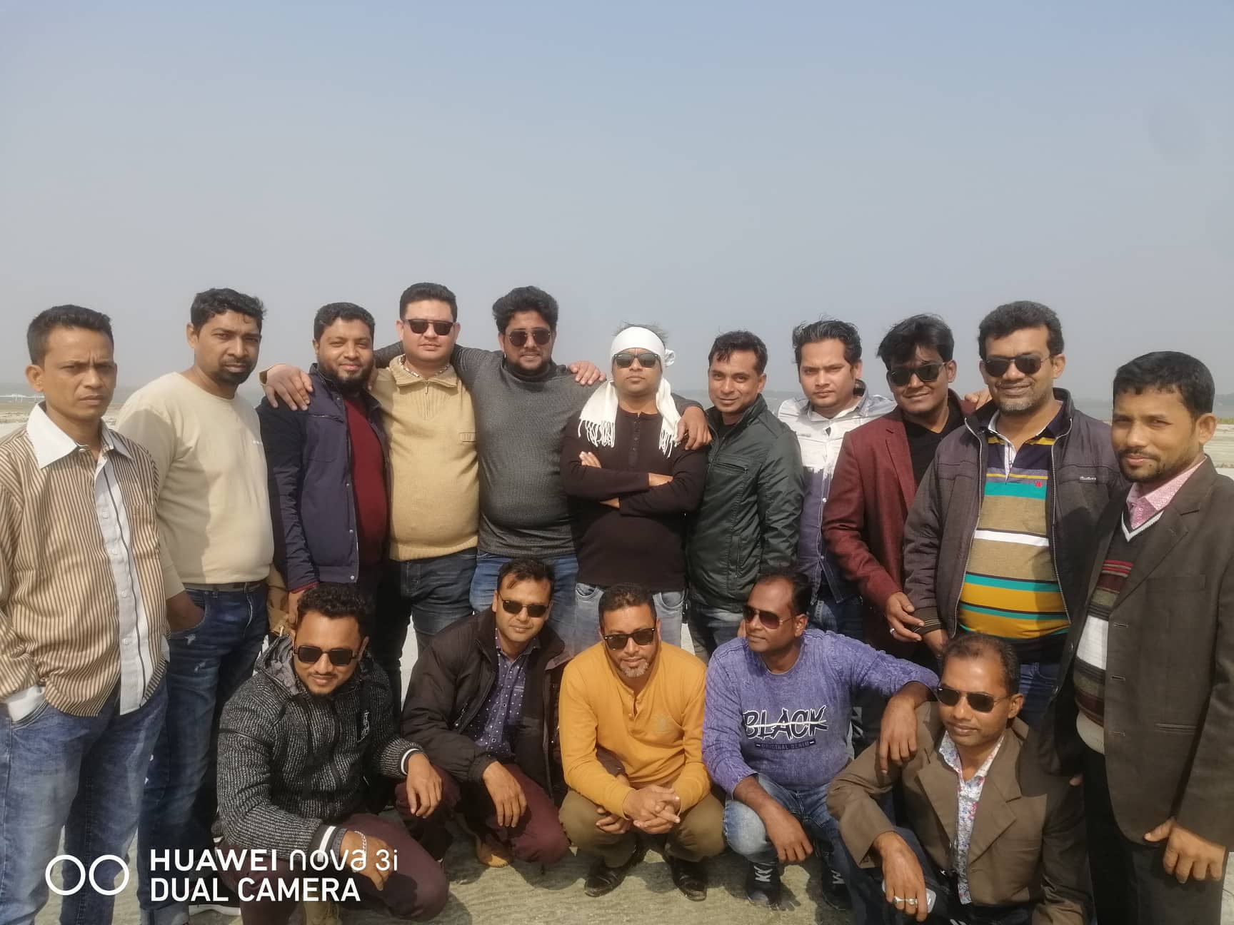 আনন্দ ভ্রমন শেষে পথ শিশুদের মধ্যে খিচুরি বিতরন
