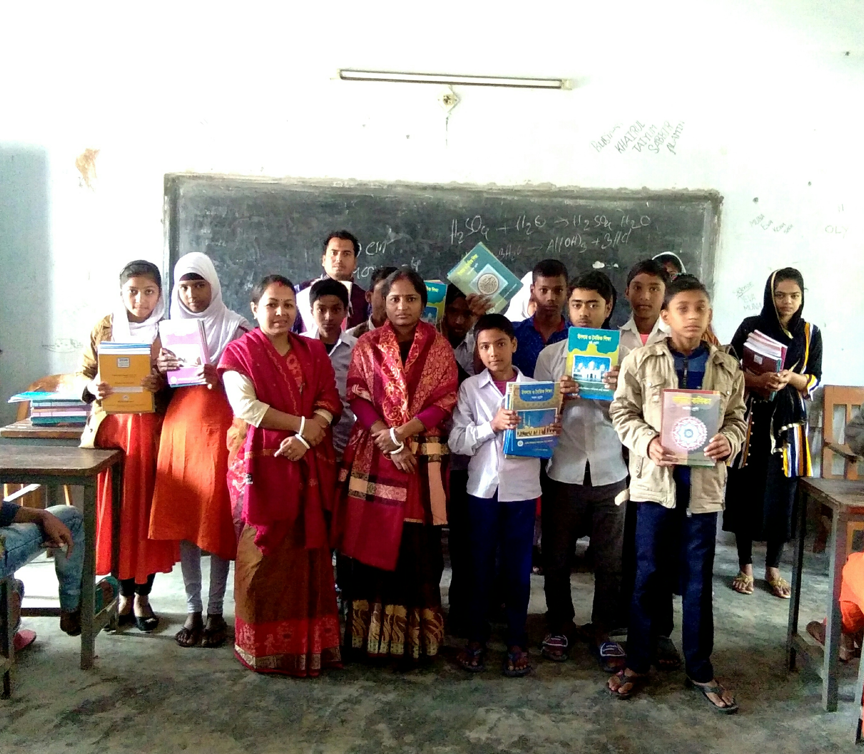ঝালকাঠি বালিঘোনা মাধ্যমিক বিদ্যালয়ে বই উৎসব পালিত