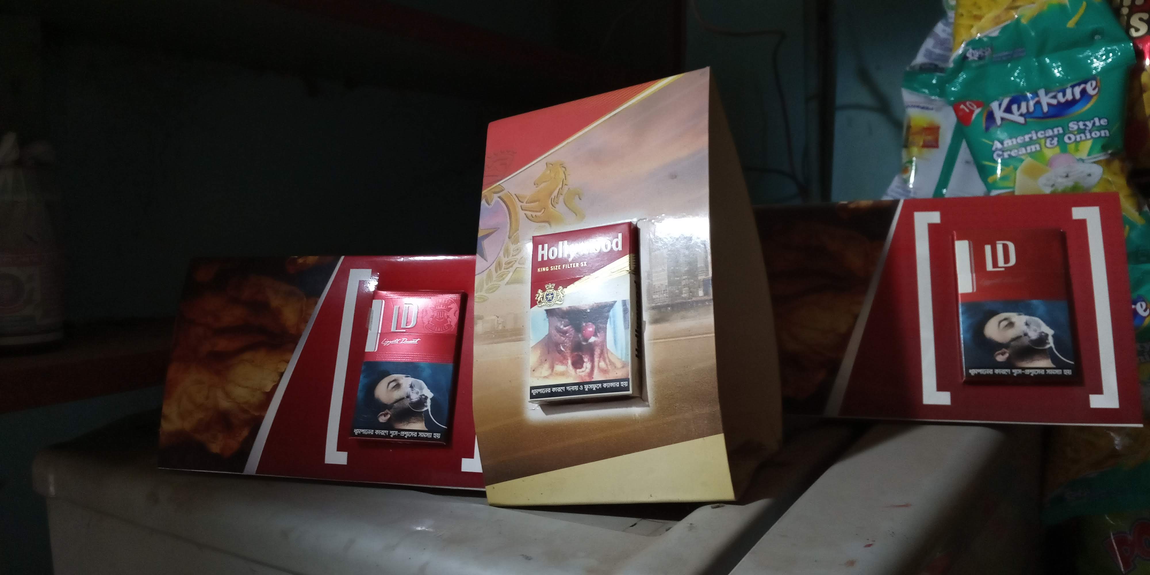 তামাকজাত দ্রব্য প্রদর্শনীর অপরাধে দুই ব্যবসায়ীকে দন্ড