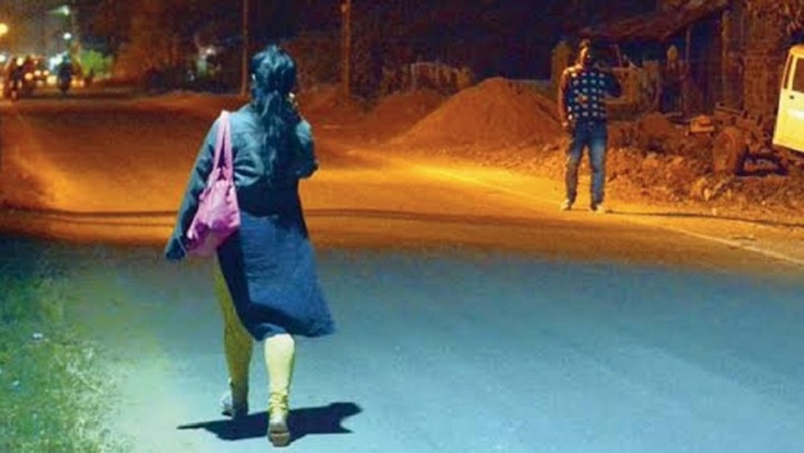সাধারণ নারী সেজে ঘুরছে নারী পুলিশ : ইভটিজিং করলেই আটক