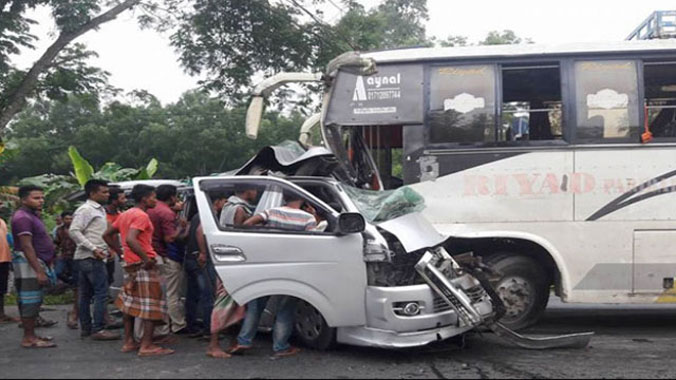 বরিশালগামী মাইক্রোবাসের সাথে বাসের মুখোমুখি সংর্ঘষ : নিহত ২