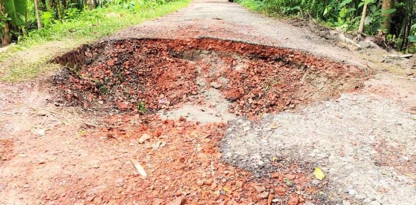 বেতাগীতে চার কি.মি সড়কে পাঁচ শতাধিক গর্ত