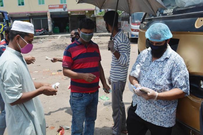 বরিশালে স্বাস্থ্য বিধি ভাঙছে বাস যাত্রীরা