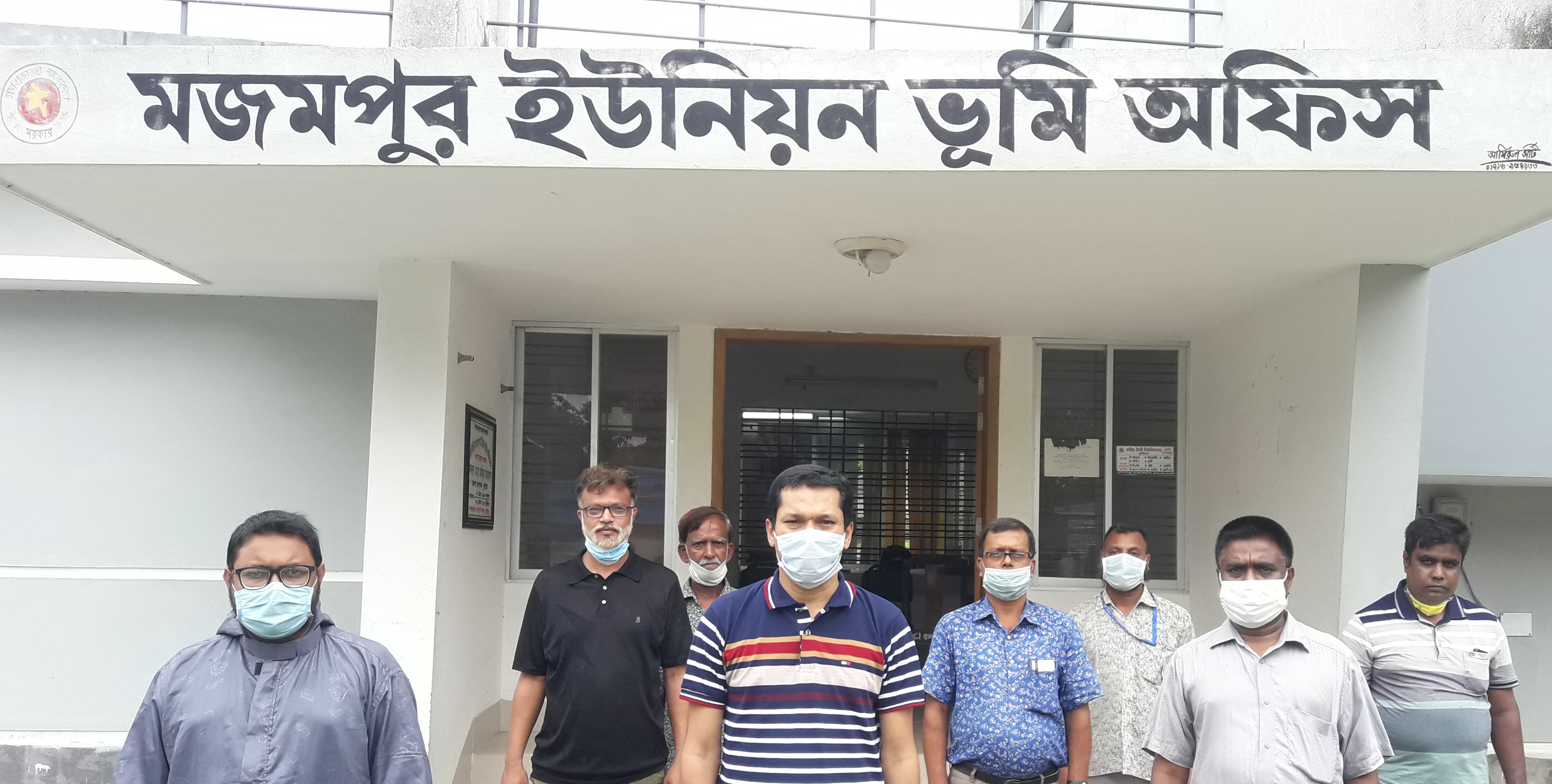সামাজিক দূরত্ব মেনে  কুষ্টিয়া জেলার ছয় ভূমি অফিস পরিদর্শনে উপ-ভূমি সংস্কার কমিশনার