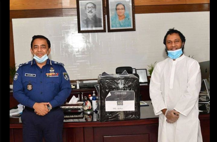 সম্মুখযোদ্ধা (পুলিশ) পাশে গানবাংলা পরিবার