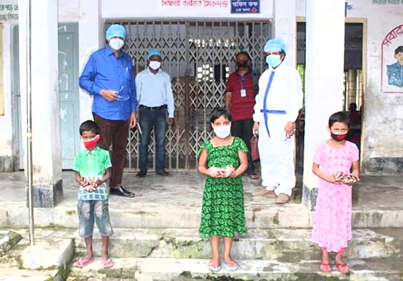 বরিশালে করোনাকালে ৩৪শ’ শিশু-কিশোরী পেল বিস্কুট