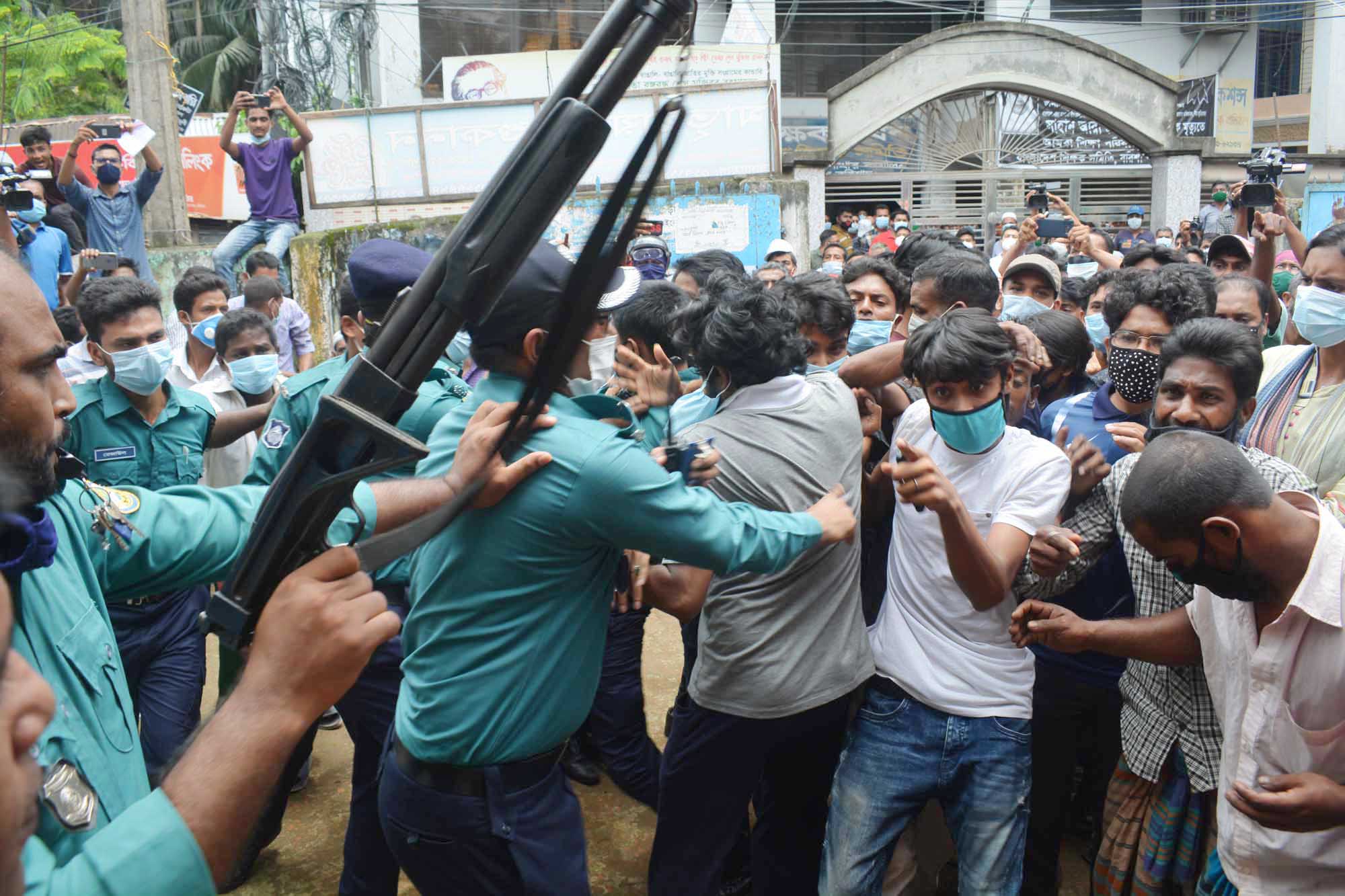 ডাঃ মনীষা চক্রবর্তীর অফিসে হামলা : আহত ৫