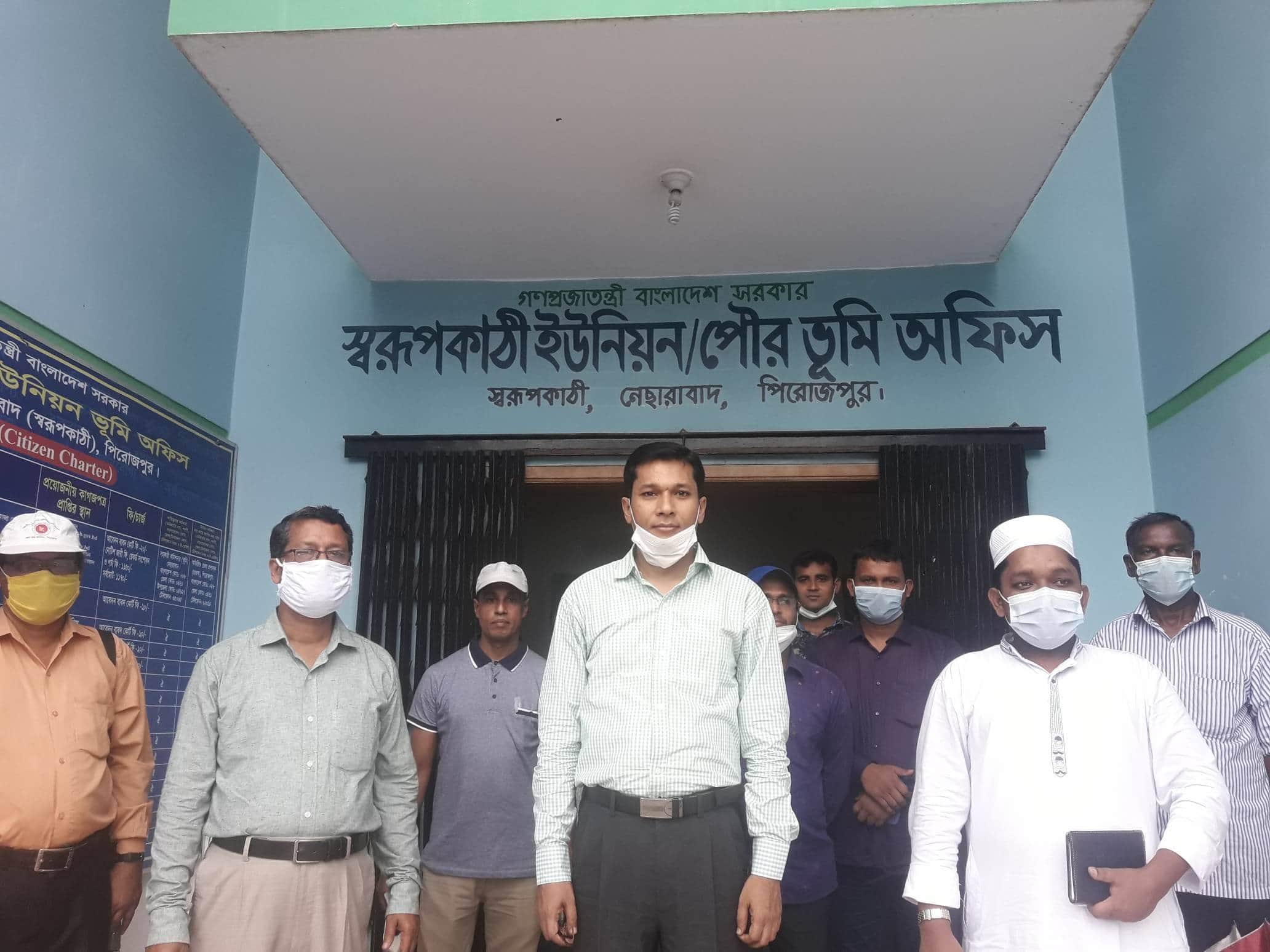 সামাজিক দূরত্ব বজায় রেখে নেছারাবাদ  উপজেলার ভূমি অফিসসমূহ পরিদর্শন