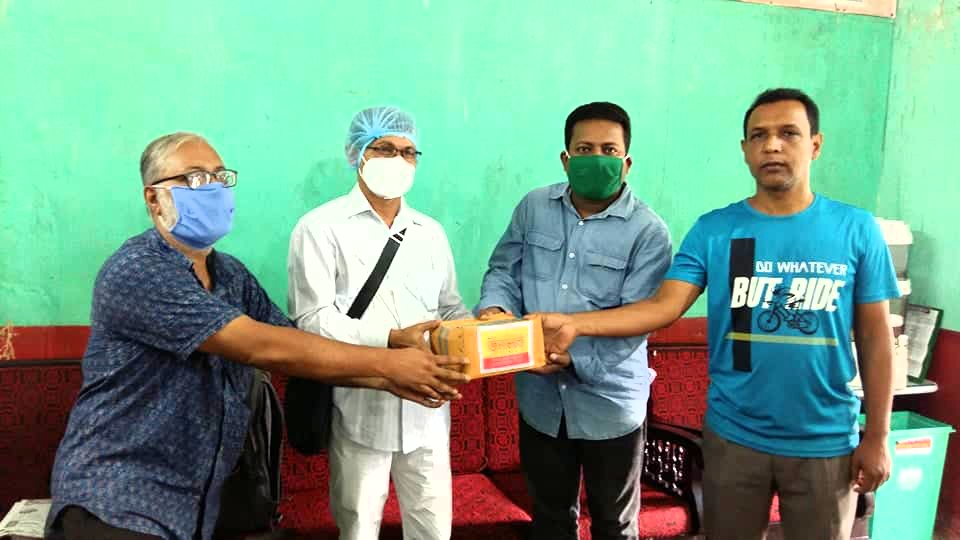 বরিশালে মাস্ক ও হ্যান্ড স্যানিটাইজার বিতরণ