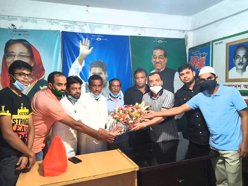 হাসান মাহমুদ বাবু একে স্কুলের সভাপতি নির্বাচিত হওয়ায়  ফুলেল শুভেচ্ছা