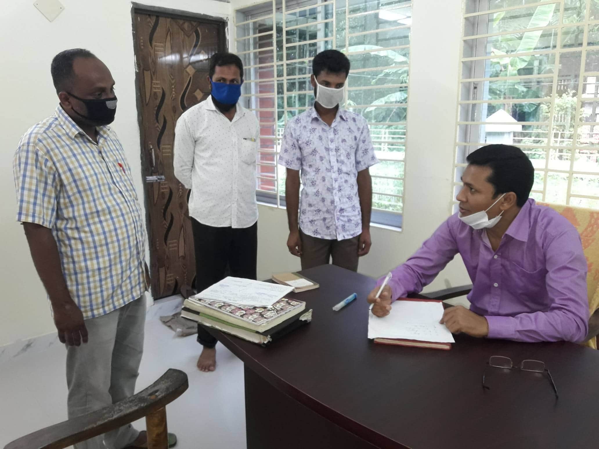 সামাজিক দূরত্ব বজায় রেখে লালমোহন  উপজেলার ভূমি অফিসসমূহ পরিদর্শন