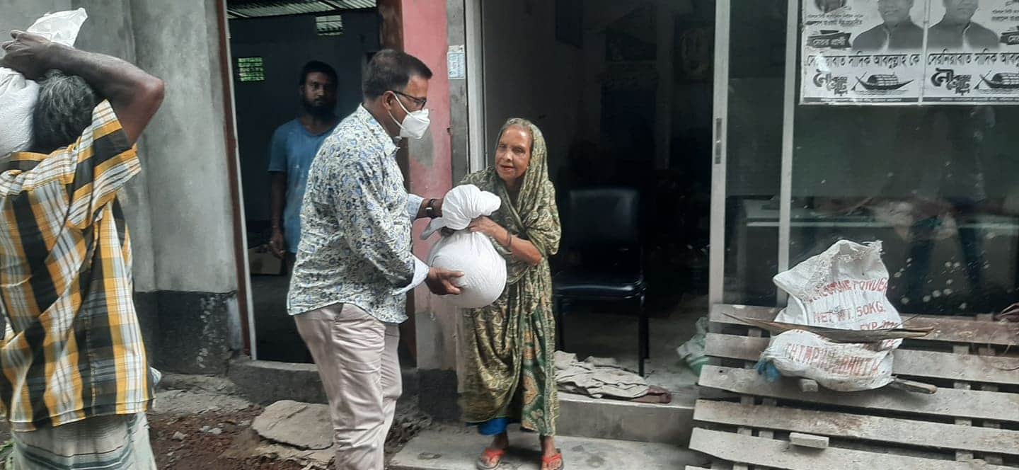 ফুলবানুকে খাদ্য উপহার