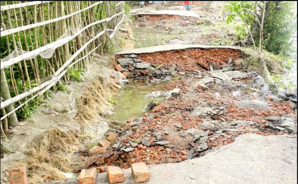 মঠবাড়িয়ায় আম্পানে ক্ষতিগ্রস্থ সড়ক : এলাকাবাসীর ভোগান্তি চরমে
