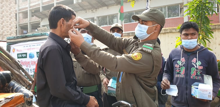 রাজাপুরে আনসার কমান্ডার সুমনের উদ্যোগে মাষ্ক বিতরন