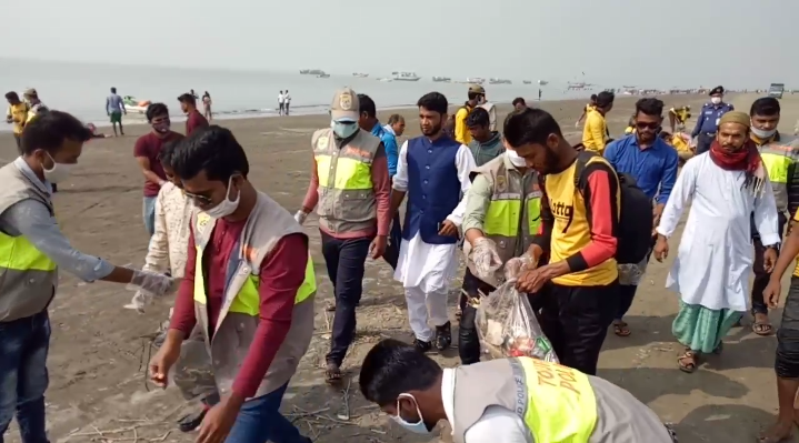 কুয়াকাটায় ট্যুরিস্ট পুলিশের উদ্যোগে সৈকত পরিষ্কার
