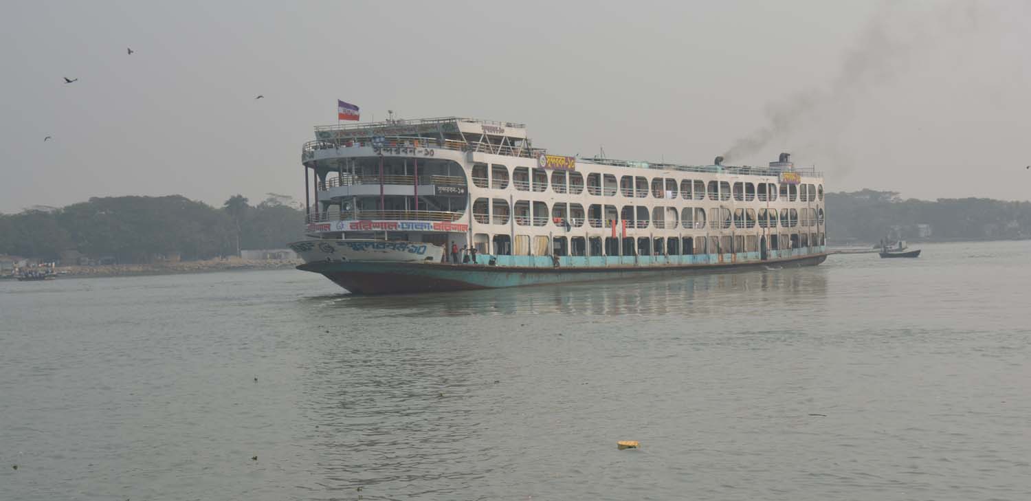 ৮ ঘণ্টার নৌ ধর্মঘটে চরম দুর্ভোগ