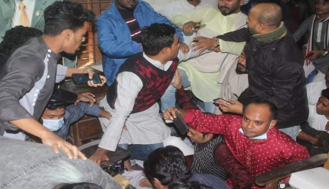বরিশালে ছাত্রদলের দুই গ্রুপের মধ্যে হাতাহাতি-মারামারি