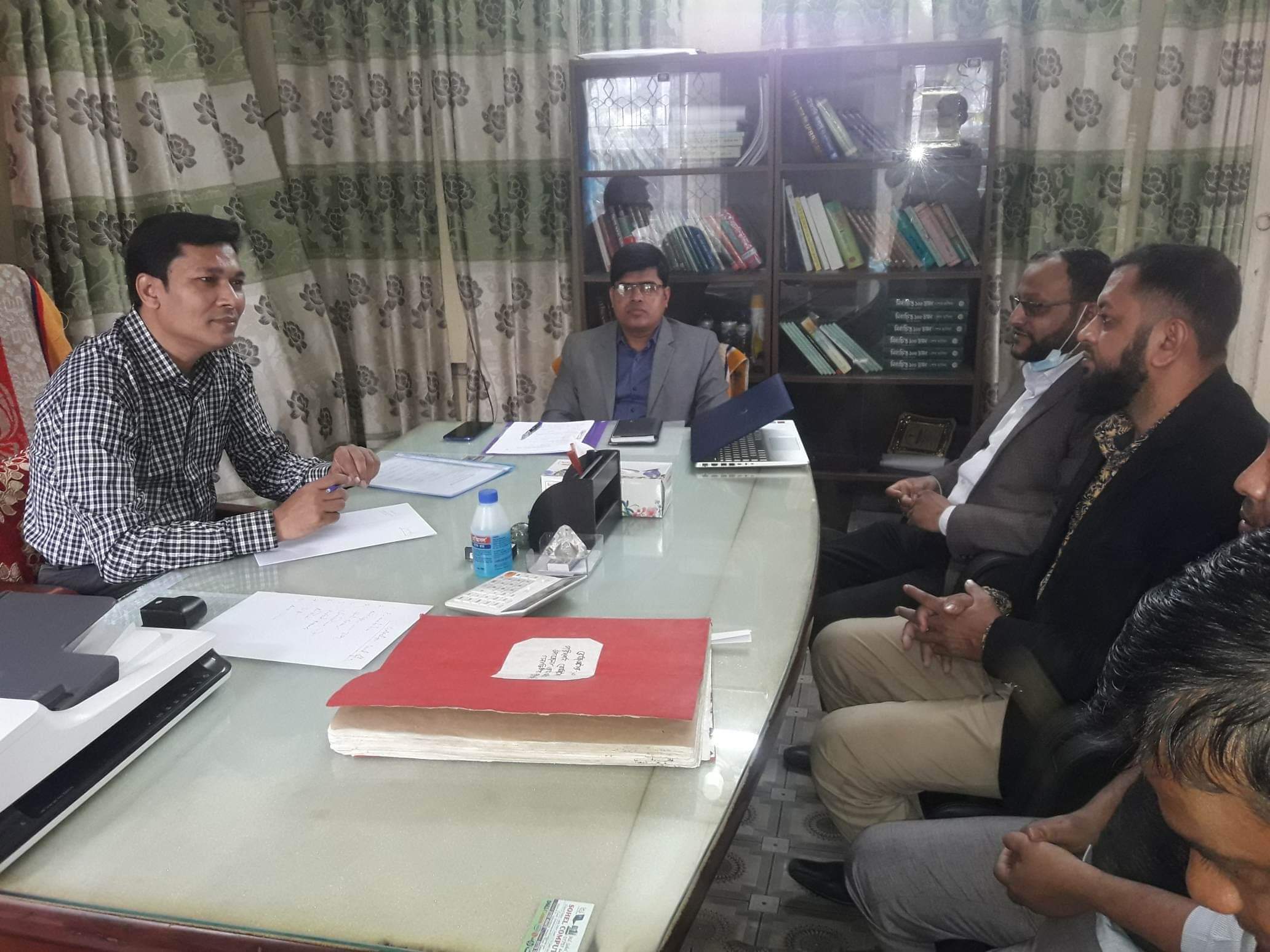 ভূমি অফিসের কর্মকর্তা-কর্মচারীদেরকে সততা ও নিষ্ঠার সাথে দায়িত্ব পালনের নির্দেশনা ডিএলআরসি’র