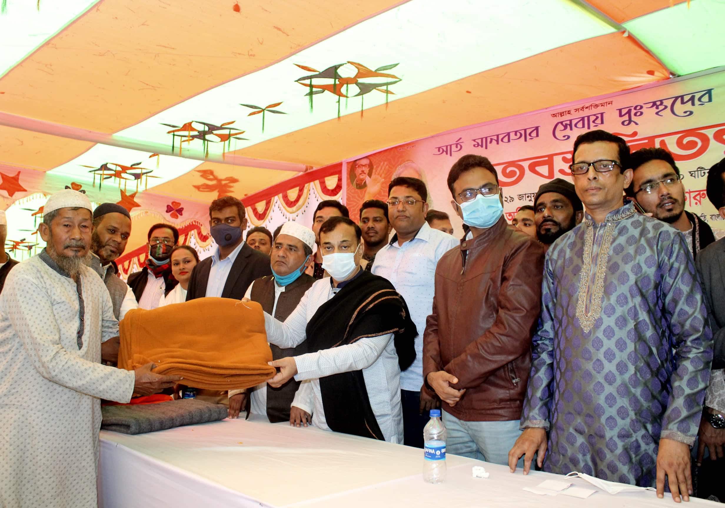 প্রতিমন্ত্রী জাহিদ ফারুক শামীম এর পক্ষ থেকে শীতার্তদের মাঝে কম্বল বিতররণ
