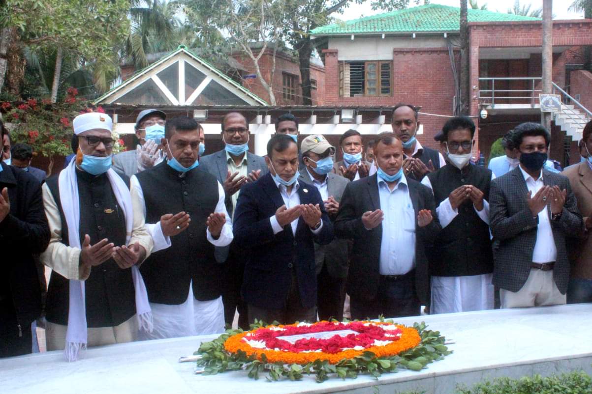 টুঙ্গিপাড়ায় জাতির পিতার সমাধিতে পানি সম্পদ প্রতিমন্ত্রীর শ্রদ্ধা